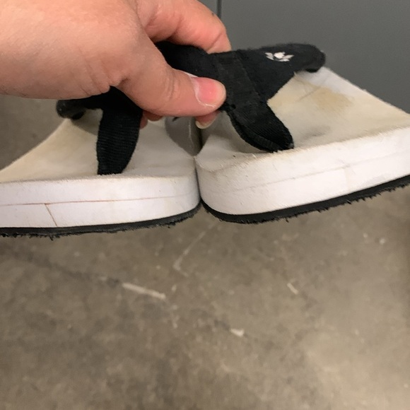 Lower East Side Black and white Floral Wedge thong Sandals - Picture 3 of 6